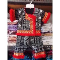 ราคา ชุดเด็กดอย สีดำพิมพ์ลายไหมพรมแดงคอป้ายแต่งกระดิ่ง (793698918)