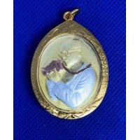 ราคา เหรียญในหลวง ร 9 ทรงกล้อง ฉลองสิริราชสมบัติครบ 60 ปี เนื้อโลหะสามกษัตริย์ เลี่ยมกรอบทองไมครอน (9609360985)