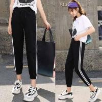 ราคา กางเกงวอร์มขาจั๊ม สีดำ ผ้าเนื้อดี แต่งแถบข้างสีขาวสองแถบ มีกระเป๋าทั้งสองข้างและเชือกผูกเอว 1674 (3303082391)
