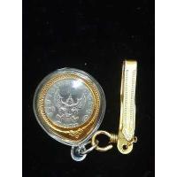 ราคา เหรียญครุฑปี 2517 ใส่ตลับอะคริลิคพร้อมแหนบชุบสีทอง เหรียญบาทครุฑ พ ศ 2517 แท้ ผ่านใช้พอสวย ด้านหน้ามีขาแว่นทุกเหรียญ พร้อมกรอบครุฑ (12163101235)