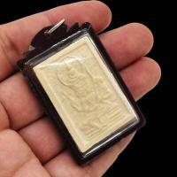 ราคา พระเหนือพรหมหลวงปู่ดู่ เนื้อผงจักรพรรดิ์ ด้านหลังปั๊มตราประจำหลวงปู่ดู่ เลี่ยมกรอบพลาสติกกันน้ำบูชาเสริมอำนาจบารมี เงินทองไหลมาเทมา (15962710840)