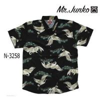 ราคา ส่งฟรี เสื้อเชิ้ตแขนสั้น งานต่อลาย ลายนกกระเรียน โทนสีดำ ผ้านิ่ม ใส่สบายไม่ร้อน Mr Junko N 3258 (11196913557)