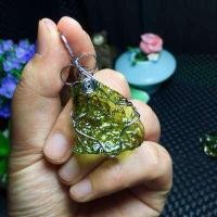 ราคา ลวดธรรมชาติ Moldavite สร้อยคอดิบ Moldavite หินสีเขียวภาษาเช็คคำไม่สม่ำเสมอ Handmade บดหินผลึกสีเขียวสร้อยคอ (9372433455)