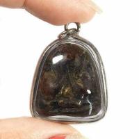 ราคา พระปิดตา หลวงพ่อแก้ว วัดเครือวัลย์ปี 2500 เนื้อผงคลุกรัก ปิดทอง เลี่ยมกรอบเงินไมครอน (15077725744)