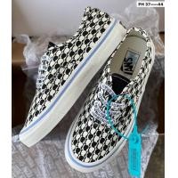 ราคา พร้อมส่ง ใหม่ ล่าสุด ผ้าใบVans Slip On Dior รองเท้าผ้าใบผู้ชายใส่ทำงาน ใส่เที่ยว รองเท้าลำลอง สินค้าพร้อมส่งสนใจสั่งได้ค่ะ มีพร้อมกล่อง รายละเอียดทักแชทถามได้เลยค่ะ (17241661960)