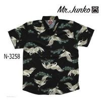 ราคา ส่งฟรี เสื้อเชิ้ตแขนสั้น งานต่อลาย ลายนกกระเรียน โทนสีดำ ผ้านิ่ม ใส่สบายไม่ร้อน Mr Junko N 3258 (11196913560)