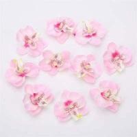 ราคา 30 ดอกกล้วยไม้เทียมหัวกล้วยไม้ปลอมกล้วยไม้ปลอมสำหรับการตก แต่งงาน แต่งงาน แต่งงานชุดหูฟังตก แต่ง ที่มีคลิปของขวัญงานฝีมือ (12880380369)