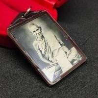 ราคา หลวงพ่อเดิม วัดหนองโพ รูปถ่ายเคลือบกรอบกันน้ำรุ่นย้อนยุค ด้านหลังประทับยันต์ พระเกจิอาจารย์ผู้ทรงคุณปลุกเสกทั่วประเทศ (13378282767)