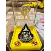 ราคา เข็มที่ระลึก ร 10 พร้อมกล่อง เข็มหมุดแม่เหล็ก เข็มติดชุดข้าราชการพลเรือน เข็ม60ปี เข็มพระราชพิธี เข็มพระพันปี งานละเอียดสวยงามคมชัด (16145178792)