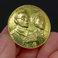 ราคา เหรียญคู่ ในหลวง พระราชินี เนื้อกะไหล่ทอง เหรียญพระราชทาน เป็นเหรียญที่ระลึก สุดยอดแห่งมงคลผู้ใดมีบูชาเป็นมงคลต่อชีวิตนัก SD (12572785486)