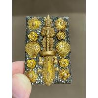 ราคา สมเด็จทรงครุฑ กรุวัดพระแก้ว ประดับพลอย ลงรักปิดทอง หลังพระขรรค์ท้าวเวสสุวรรณ ฝังตะกรุด ประดับพลอย (14551803401)