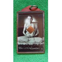 ราคา รูปถ่ายหลวงพ่อกวยนั่งฐานฉากตะวันปี 58 อุ้มทองข้าวหลามตัดด้านหลังปั๊มยันต์ตุ๊กตาแดงคู่ (16269565638)