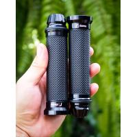 ราคา ใหม่ ปลอกแฮนด์ R CNC ลายสวย เนื้อยางละเอียด ขอบอลูมินเนียมคุณภาพสูง กระชับ ไม่ลื่น ใช้งานดี พร้อมตุ้มปลายแฮนด์ ครบชุด สำหรับ Lambretta Vespa Pocenti (16355118376)