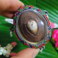 ราคา เบี้ยแก้หมากทุยองค์ครูบรรจุปรอท เลี่ยมกรอบเงินเก่าลงยา พันเชือกสายสิญจน์อย่างดี หลวงปู่บุญ วัดกลางบางแก้ว (11539983635)