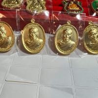 ราคา เหรียญเลื่อนสมณศักดิ์หลวงพ่อพัฒน์เนื้อชุบทองโบราณรูปไข่เหรียญละ 450 บาทจมูกร้อยพร้อมกล่องเดิมรับประกันพระแท้ 100 (15788016097)