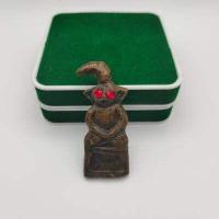 ราคา งั่งตาแดง 2 หน้า เกศเอียง ตำรับเขมรโบราณ อุดด้วยกริ่ง มีเสียง เพื่อเป็นตัวเร่งให้ได้ผลเร็วทันตาเห็น สายเสน่ห์แรงๆ (16847187253)