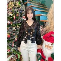 ราคา 480 เสื้อลูกไม้ฉลุ งานถัก คอปกรูปตัวV เนื้อผ้านุ่มนิ่ม ไม่คัน ใส่สบายมากก ช่วงเเขนเเละอกตัดต่อด้วยลายดอกเพิ่มความน่ารัก (12501254203)