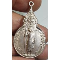 ราคา เหรียญถือไม้เท้ายืนเต็มองค์หลวงปู่แหวนวัดดอยแม่ปั๋งจังหวัดเชียงใหม่กะไหล่เงินปีพศ 2521 พระดีพิธีใหญ่น่าสะสมเป็นมรดกให้ลูกหลานในราคาแบ่งปันเลยจ้า (17442014708)