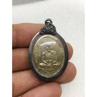 ราคา เหรียญรุ่นแรกหลวงปู่สุข วัดปากคลองมะขามเฒ่า ปี 2466 เนื้อเงินพร้อมเลี่ยมกรอบเงินเก่า The first coin of Luang Pu Suk Wat Pak Khlong Makham Tao year 1923 silver mate (10338896854)