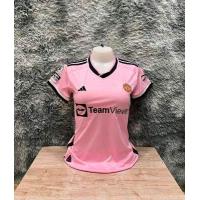 ราคา เสื้อบอลแมนยู หญิง ใหม่ล่าสุด 2023 2024 เกรด A ผ้าโพลีเอสเตอร์ อาร์มลีกครบ เสื้อสวย ส่งเร็ว 1 3 วันค่ะ (18742497513)