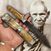 ราคา มีดด้ามควาญช้างหลวงพ่อเดิม ใบมีดจารอักขระยันต์ ด้ามมีดยาวประมาณ 12 นิ้ว รุ่นนี้จัดสร้างน้อย มีไว้บูชาเสริมความเป็นสิริมงคล (16115758857)