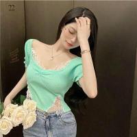 ราคา DD SHOP พร้อมส่ง 86025 เสื้อไหมพรมแขนสั้น คอกว้างดีเทลขอบลูกไม้น่ารักมาก (14305591639)