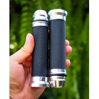 ราคา ใหม่ ปลอกแฮนด์ R CNC ลายสวย เนื้อยางละเอียด ขอบอลูมินเนียมคุณภาพสูง กระชับ ไม่ลื่น ใช้งานดี พร้อมตุ้มปลายแฮนด์ ครบชุด สำหรับ Lambretta Vespa Pocenti (18456945558)