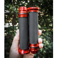 ราคา ใหม่ ปลอกแฮนด์ R CNC ลายสวย เนื้อยางละเอียด ขอบอลูมินเนียมคุณภาพสูง กระชับ ไม่ลื่น ใช้งานดี พร้อมตุ้มปลายแฮนด์ ครบชุด สำหรับ Lambretta Vespa Pocenti (18456945559)