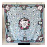 ราคา Kiss Me Doll ผ้าพันคอ ผ้าคลุมไหล่ Moomin ลาย Hug Day ขนาด100x100 cm (17470211499)