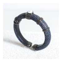 ราคา JP กำไลข้อมือหนังกระเบนแท้ Stingray bangle กำไล1เซน หินธรรมชาติ 1 เม็ด อะไหล่ทองเหลืองชุบรมดำ เครื่องประดับหนังแท้ของขวัญให้ผู้หญิงและผู้ชาย (7496879667)
