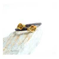 ราคา JP กำไลข้อมือหนังกระเบนแท้ Stingray bangle หัวดอกลิลลี่ทอง ฝังพลอยธรรมชาติ ดีไซน์เก๋แปลกใหม่หรูหรา เครื่องประดับหนังแท้ของขวัญให้ผู้หญิง (6717126170)