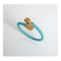 ราคา JP กำไลข้อมือหนังกระเบนแท้ Stingray bangle หัวดอกกุหลาบทอง ดีไซน์เก๋แปลกใหม่หรูหรา ใส่ออกงานเลี้ยง เครื่องประดับหนังแท้ของขวัญให้ผู้หญิง (6721086322)