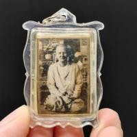 ราคา แม่ชีบุญเรือน โตงบุญเติม วัดอาวุธวิกสิตาราม รูปถ่ายเลี่ยมกรอบกันน้ำ ด้านหลังบรรจุพระพุทโธน้อย และผงพุทธคุณศิลาน้ำ (13089345289)