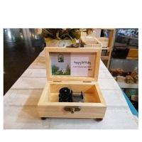 ราคา กล่องดนตรีไขลาน Sankyo ในกล่องไม้สนขนาดเล็ก พร้อมปริ้นรูปติดที่ฝากล่อง ส่งรูปมาทางข้อความ (9547730061)