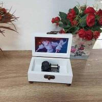 ราคา กล่องดนตรีไขลาน Sankyo ในกล่องไม้สนขนาดเล็ก พร้อมปริ้นรูปติดที่ฝากล่อง ส่งรูปมาทางข้อความ (9547730083)