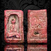 ราคา D25 พระหลวงปู่ทวดวังหน้า พิมพ์สี่เหลี่ยม เนื้อสีชมพู หลังเขียนตัวหนังสือ 2408 (19239454857)