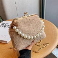 ราคา กระเป๋าสะพายไหล่ แต่งสายโซ่คล้อง กระเป๋าออกงาน กระเป๋าคลัช กระเป๋าถือผู้หญิง ผ้าพีชแต่งมุก (20299048052)