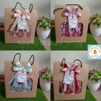 ราคา ผ้าคลุมไหล่ลายขิด พร้อมกล่องหูหิ้ว (20225026114)