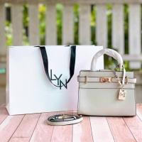 ราคา กระเป๋า LYN Outlet รุ่น Atlantis S Handbag ทรงสวยเรียบหรู (8647686265)