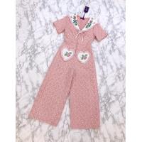 ราคา Lychee Rose Jumpsuit จั๊มสูทขายาว เสื้อแขนสั้นสีชมพู ลายดอกไม้ ตัดด้วยปกสีขาวปักลายดอกไม้ ติดกระดุมหน้า แต่งปักหัวใจ (21351506664)