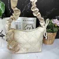 ราคา กระเป๋าสะพายข้าง LYN HOBO แถมที่ห้อยดอกไม้ หนังนึ่มนิ่มมาก (20956997973)