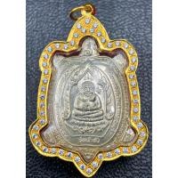 ราคา เหรียญเต่าหลวงปู่หลิวรุ่น เจ้าสัวเนื้อเงินเลี่ยมทองคำแท้ฝังเพชรรอบ บล็อคจ ขีดนิยม รับประกันพระแท้ทองแท้ตลอดชีพ (21364498355)
