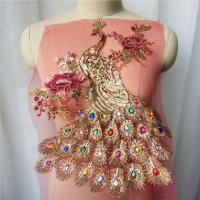ราคา ผ้าปักเสื้อคลุมปักลายหางนกยูงเลื่อมลายรุ้งเพชรเทียมสำหรับของตกแต่งงานแต่งงานผ้าปักลูกไม้สีแดงตาข่ายเย็บ (16968919268)