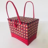 ราคา ตระกร้าสานเส้นพลาสติก ตะกร้าสี่เหลี่ยม อเนกประสงค์มีฝาปิด ตะกร้าใส่ผ้า OTOP ขนาด กว้าง21ยาว29สูง25 CM วัดจากขอบปากตระกร้า sizeM (18644458001)