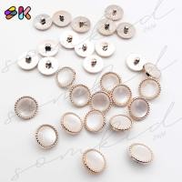 ราคา somkid กระดุมมุก เนื้อพลาสติก ชุบสีทองนาคหรือสีพิ้งโกล มีขาสอยก้นขนาด 17mm 28L 22mm 34L (16425745617)