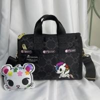 ราคา น่ารัก Molly LeSportsac การ์ตูนญี่ปุ่นร่วมแบรนด์กระเป๋าลำลองผู้หญิงกระเป๋าถือใบเล็กพิมพ์กระเป๋าสะพายไหล่ผู้หญิงโทรศัพท์มือถือ3273กระเป๋าทรงสี่เหลี่ยมมีหูหิ้วสะพายไหล่ (19805788340)