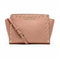 ราคา กระเป๋าสะพาย Michael Kors แท้ หนังแท้ หนัง Saffiano ประดับหมุดสีทอง สวยหรู ทรงสวยคลาสสิค สายหนังสะพายเฉียงได้ ถอดแยกได้ รุ่นแนะนำ MICHAEL KORS 30T3GSMM2L Selma Medium Stud Saffiano Leather Blush (2135