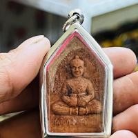 ราคา กุมารทองจินดามณีหลวงพ่อกวย เนื้อดินมงคล ด้านหลังเป็นพระพุทธรูปปางสดุงมารหุ้มกรอบกันน้ำอย่างดี (12910186124)
