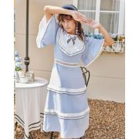 ราคา Wila Claire Midi Dress เดรสยาวครึ่งแข้งคอกลมสีฟ้าผ้าฝ้ายผสมลินินเนื้อบางพริ้วสัมผัสดี แขนสั้นย้วยระบายตกแต่งเทปลูกไม้ขาว ช่วงอกตัดต่อผ้าขาวพิมพ์ลายโบว์ดำและดอกไม้ในธีมBlue Antique ตกแต่งเทปลูกไม้อัดพล