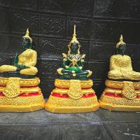 ราคา พระเเก้วมรกต งานพรีเมียม 1ชุด3องค์ ฤดูร้อน ฤดูฝน ฤดูหนาว หน้าตัก5นิ้ว สูง32ซม บูชาคู่บ้านคู่เมือง งานสีทองจากอเมริกา (13853955078)